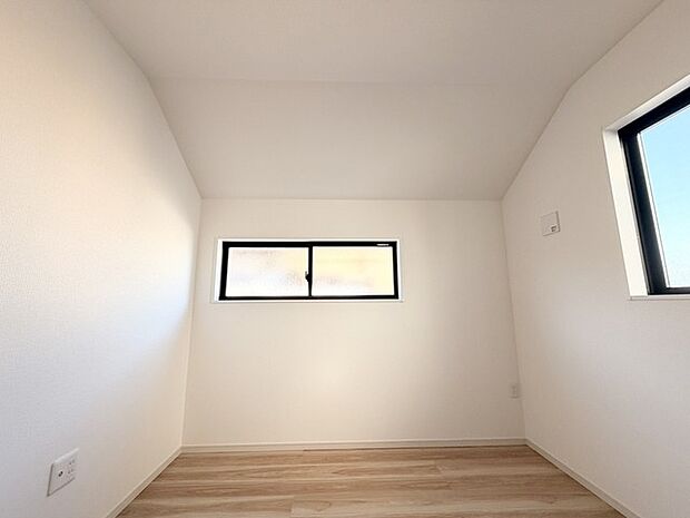 開放感あふれる空間に、穏やかな光が心地よく満ちています。