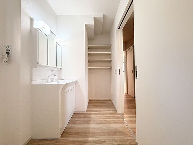 清潔感あふれる白で統一された、すっきりとした空間