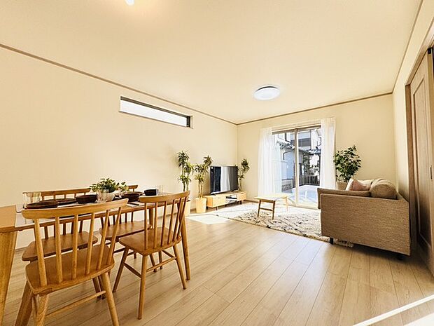 ご家族みんながゆったりくつろげる広々リビング。 