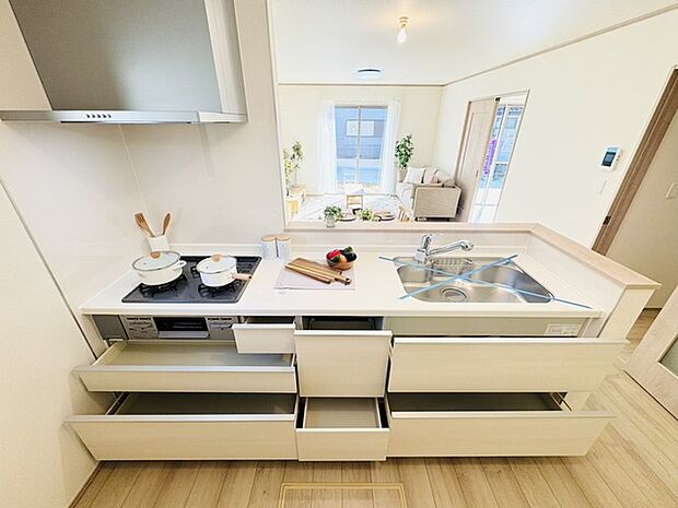 収納スライドをぐっと開けばお鍋や調味料をどんどんしまえる大収納。キッチンはいつもキレイ。 