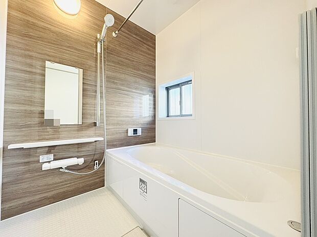 浴室は湿気がたまりやすく、換気扇だけでは心配。。。窓をあければお風呂がカラっと乾きます。 