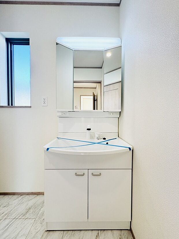 お出かけ前の身だしなみに一歩差がつく三面鏡。 