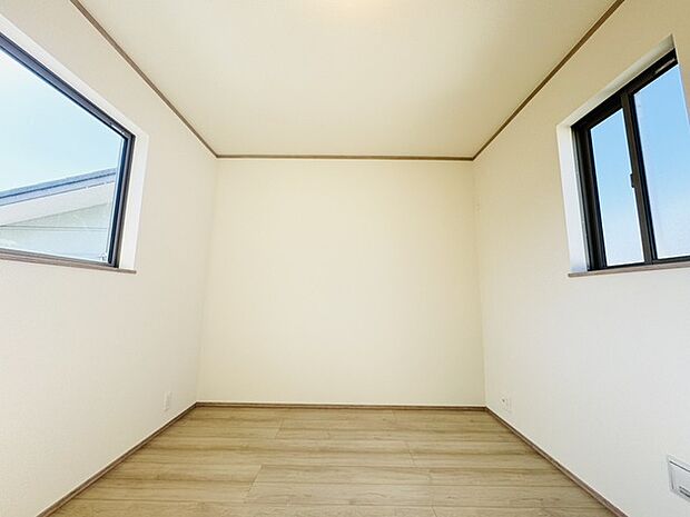 今からここを誰のお部屋にしようか、そんな洋室。大きさは5.2帖です。 