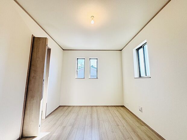 今からここを誰のお部屋にしようか、そんな洋室。大きさは6帖です。 