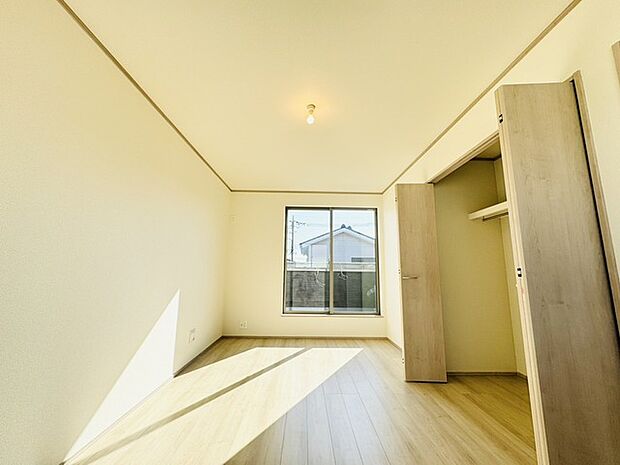 今からここを誰のお部屋にしようか、そんな洋室。大きさは7.5帖です。 