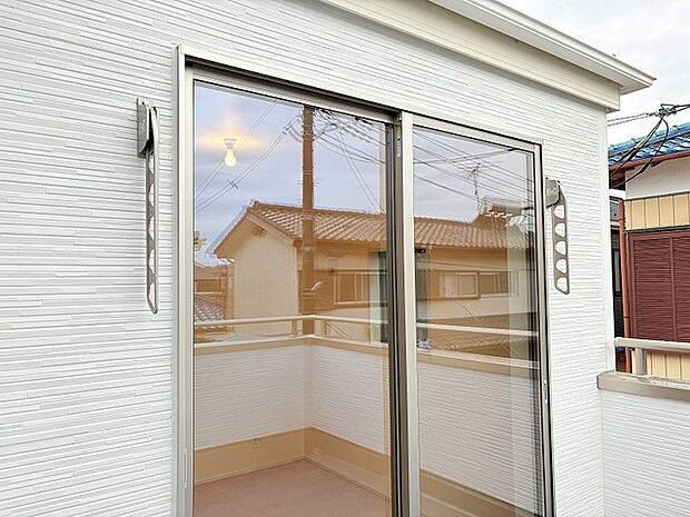 東側の洋室室内から洗濯物を取り込みできます。