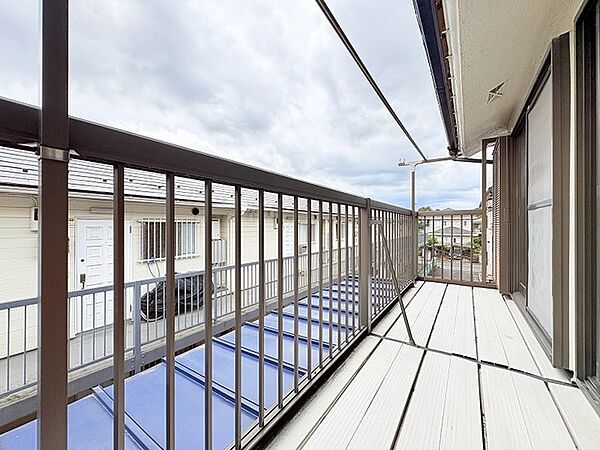 外の風を感じながら、日常のふとした時間を穏やかに過ごせる開放的な空間です。