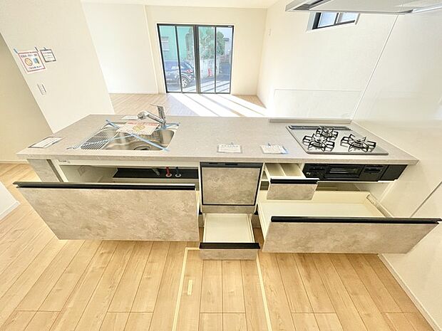 収納たっぷり。調理器具や調味料も出し入れしやすいですね。