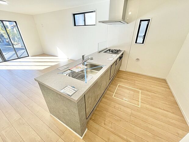 リビングで遊ぶお子様を見守りながらお料理ができる、対面キッチン。