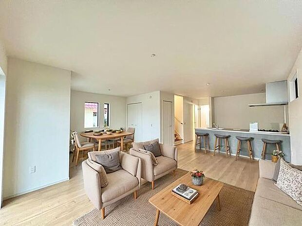 ご家族みんながゆったりくつろげる広々リビング。 ※本画像はCGで作成しており、実際に現地に家具は置かれておりません。また、価格に家具は含まれておりません。