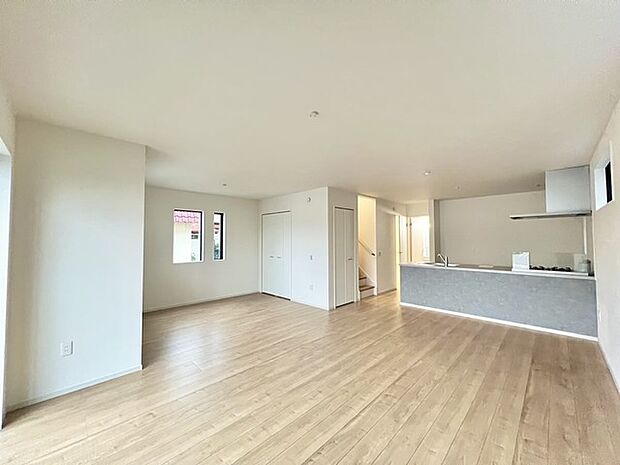 ご家族みんながゆったりくつろげる広々リビング。 