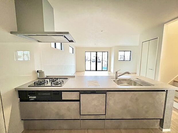 対面タイプなら、キッチン内にいながらご家族やお客様との会話が楽しめます。 