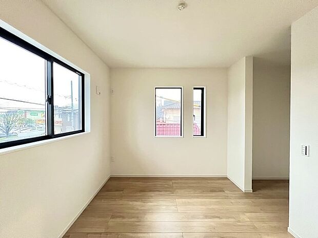 ナチュラルウッドの色合いが、室内にあたたかな雰囲気を運びます。 