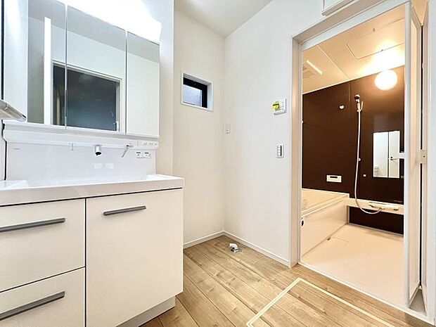 三面鏡を採用した洗面化粧台。鏡の裏にも収納スペースがあります。