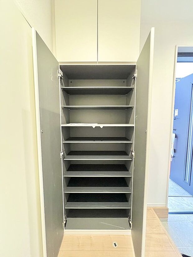 家族の履物が全部しまえる、ワイドな玄関収納。