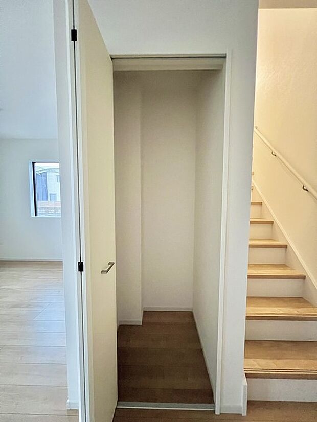 お絵かき、工作、自由研究。お子様の思い出もたっぷり収められる大型収納。 