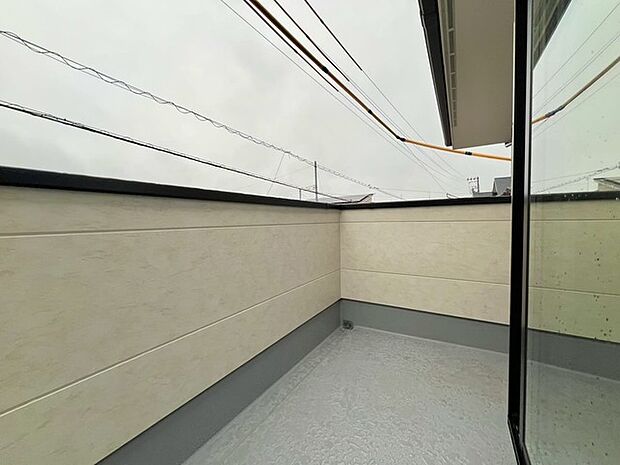 らくらくお洗濯を助ける広いバルコニー。