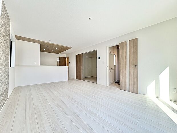 心地よい光と柔らかな木目が調和する、開放感あふれる住まい。