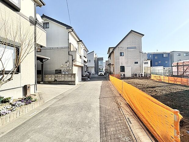 澄み渡る空の下、静かで心地よい住環境が広がっています。