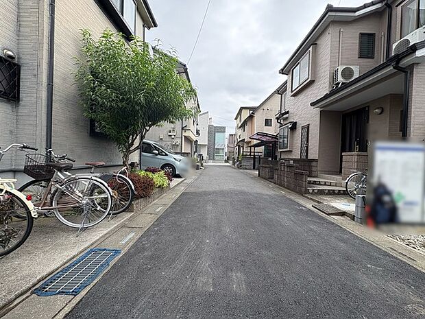 幹線道路から1本入った現地は、想像以上に静かに感じられます。