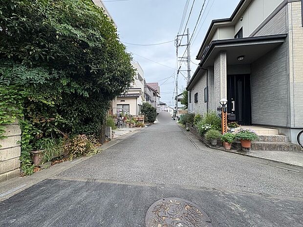 幅員こそやや狭くても、その分交通量が少なくて安心。