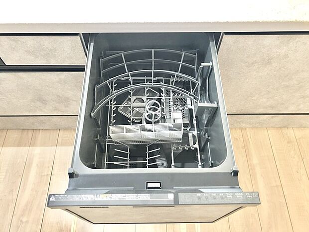 手に優しい、後片づけおまかせの食洗機。食後のだんらんに一層早く加われます。 