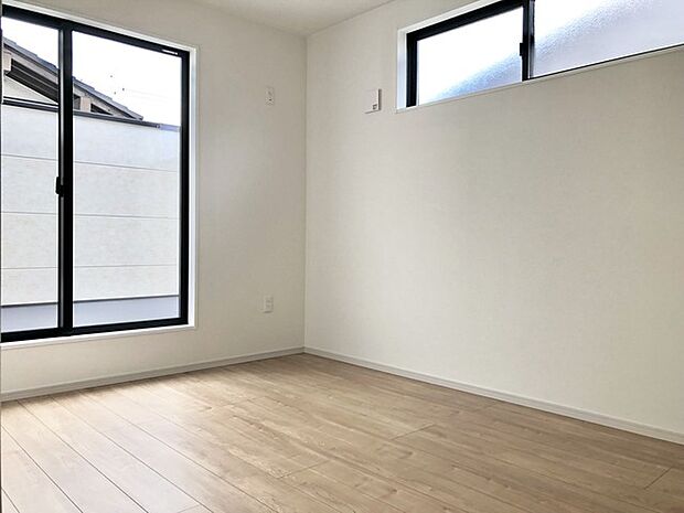 少し濃いめの木目フローリング、落ち着いた雰囲気が印象的です。 