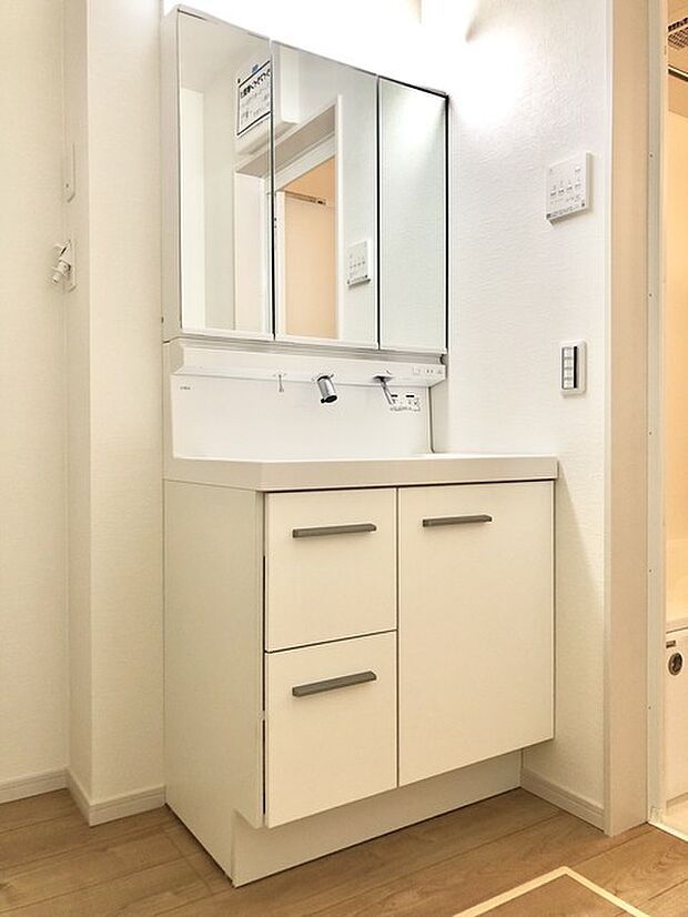 洗面化粧台は清潔感の漂うホワイトをベースカラーに、シンプルなデザインで。