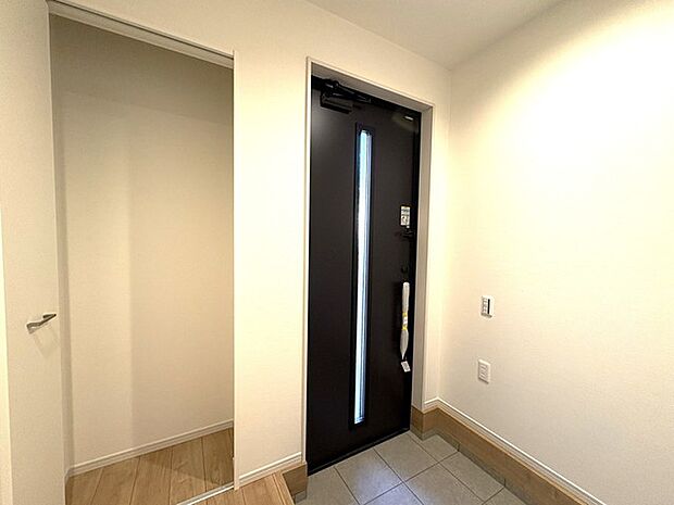 玄関と玄関脇収納