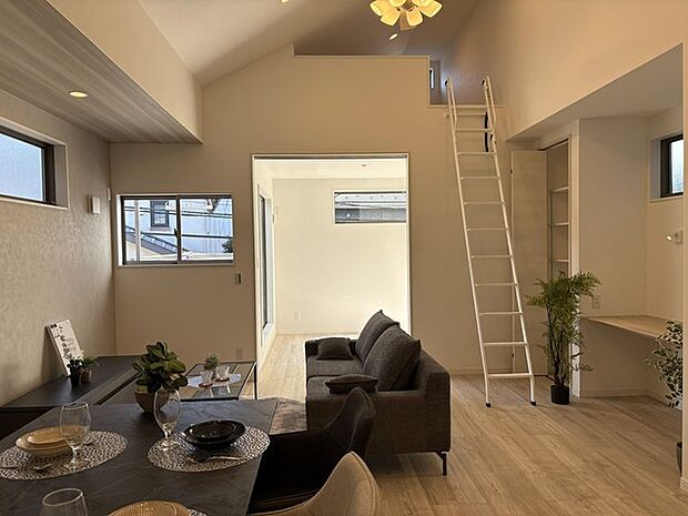 開放的な吹き抜け空間が、心地よい広がりを生み出す住まい