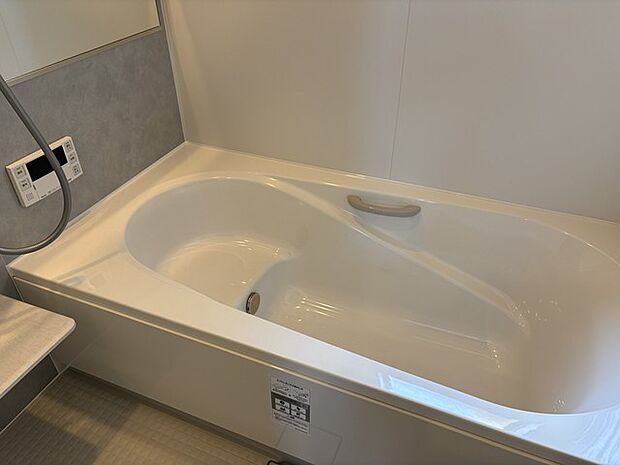 清潔感あふれる、くつろぎのバスタイムを演出する空間。