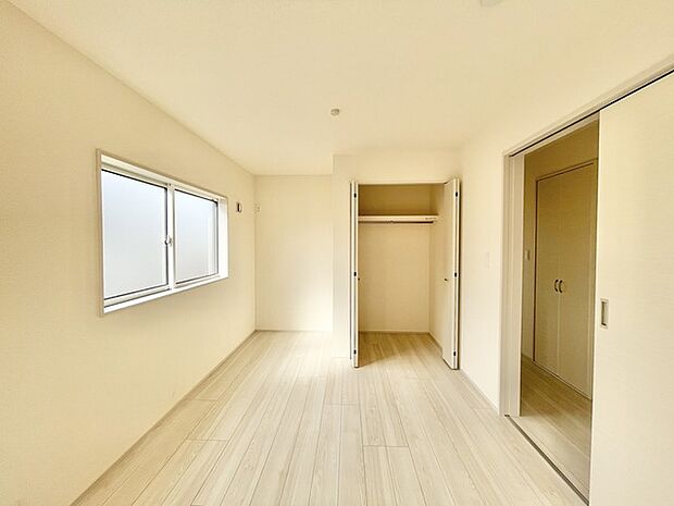 将来は間仕切りで。洋間二部屋分に対応可能な洋室。 