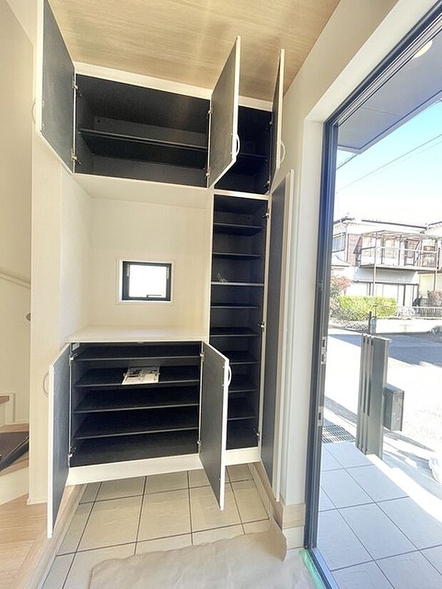 玄関横にシューズインクローク付き、雨具や三輪車を置いても余裕の広さ。 広々とした空間に、整然と収まる収納。