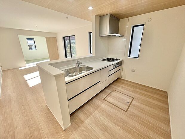 リビングで遊ぶお子様を見守りながらお料理ができる、対面キッチン。