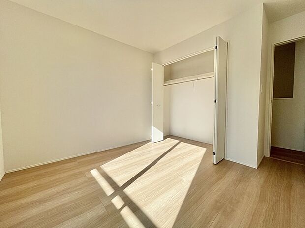 バルコニーからはたっぷりと太陽の光が舞い込みます。 穏やかな光が空間に心地よさを添える、落ち着きある住まい。