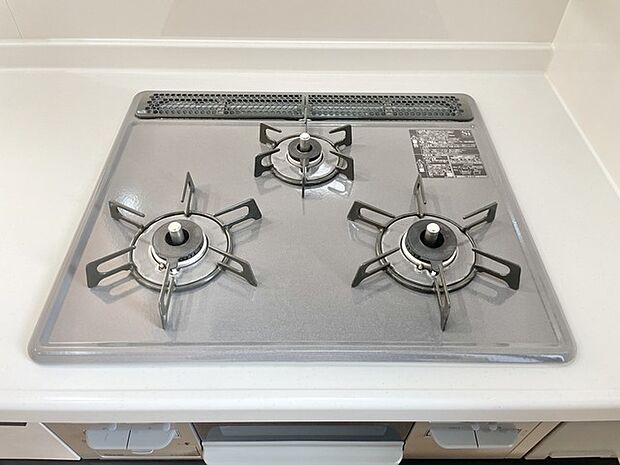 3口ガスコンロで日々のお料理も時短に。