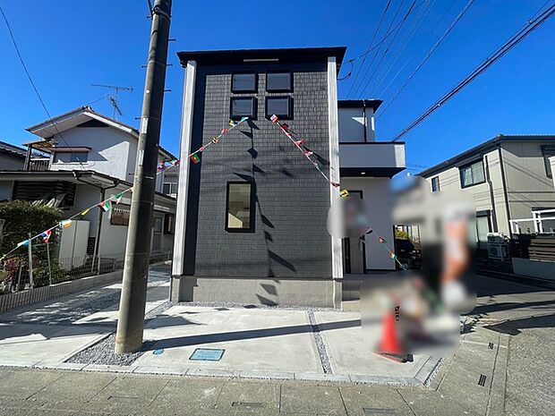 彩り豊かなガーランドが、日常に楽しい風を運ぶ住まい