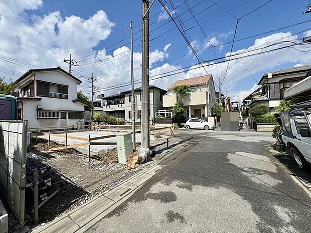 幹線道路から1本入った現地は、想像以上に静かに感じられます。