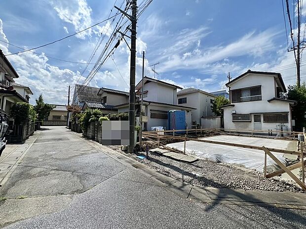 住民の方が主に利用する交通量少なめの道路に面してます。