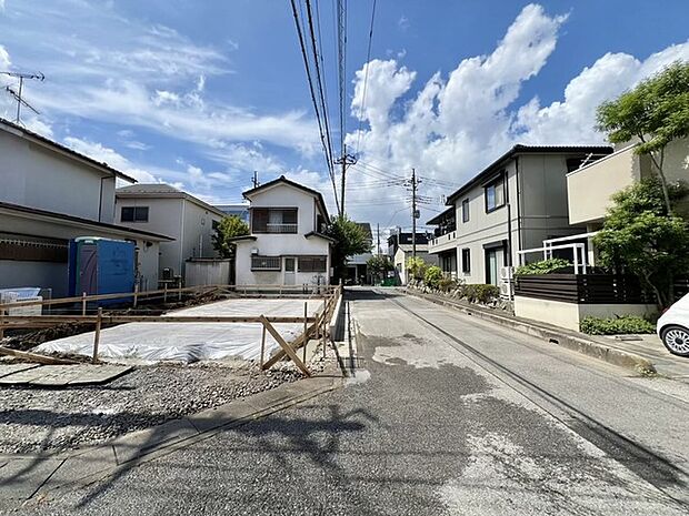 駐車が苦手な方にも嬉しい、前面6.6m道路に面した住まい。