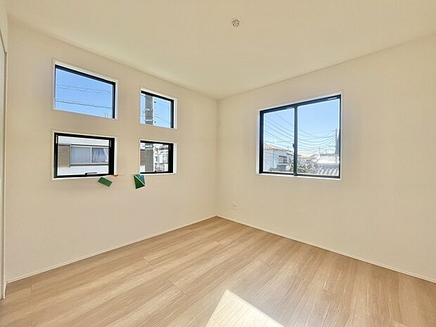 採光と開放感あふれる、穏やかな時間が流れる空間。 窓からは綺麗な青空をご覧いただけます。