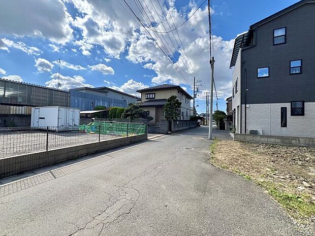 幹線道路から1本入った現地は、想像以上に静かに感じられます。