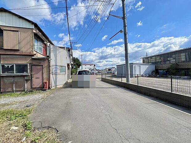 住民の方が主に利用する交通量少なめの道路に面してます。