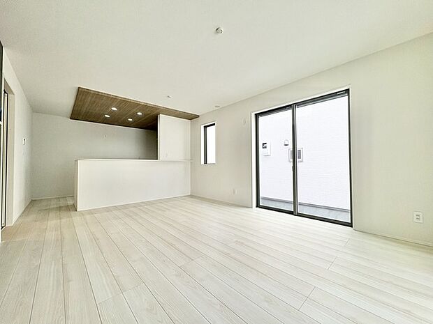 木の温もりと柔らかな光が心地よい、広々とした空間