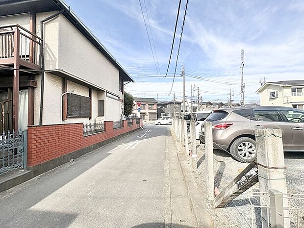 抜けるような青空と、静かに佇む街並みが心地よい。