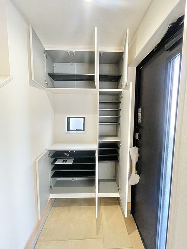 大容量のウォークインシューズクローゼットが嬉しい。 整然と片付く、心地よい空間。