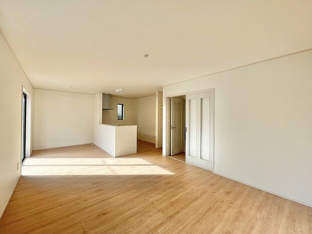 床に描かれる光の陰影が、穏やかな時間の流れを感じさせます