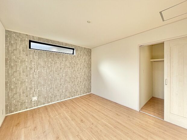 ベースカラーと異なった配色の壁紙を使用。ちょっとお部屋の雰囲気が変わります。 洗練された壁紙と明るい床材が調和する、心地よい空間