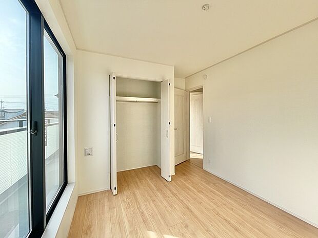 バルコニーからはたっぷりと太陽の光が舞い込みます。 