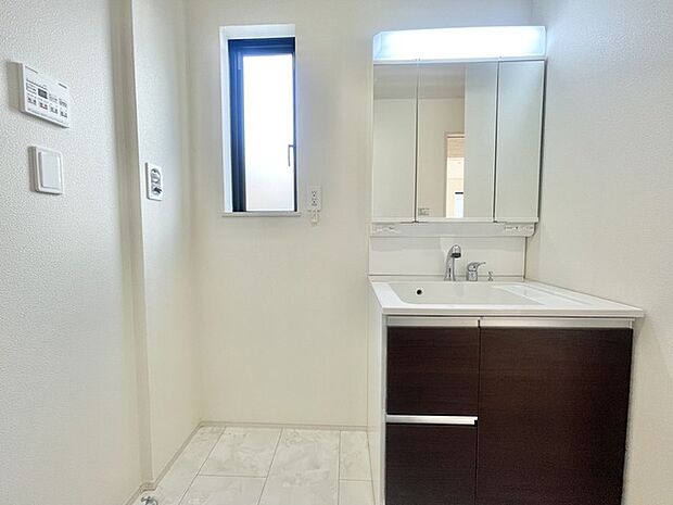 三面鏡を採用した洗面化粧台。鏡の裏にも収納スペースがあります。